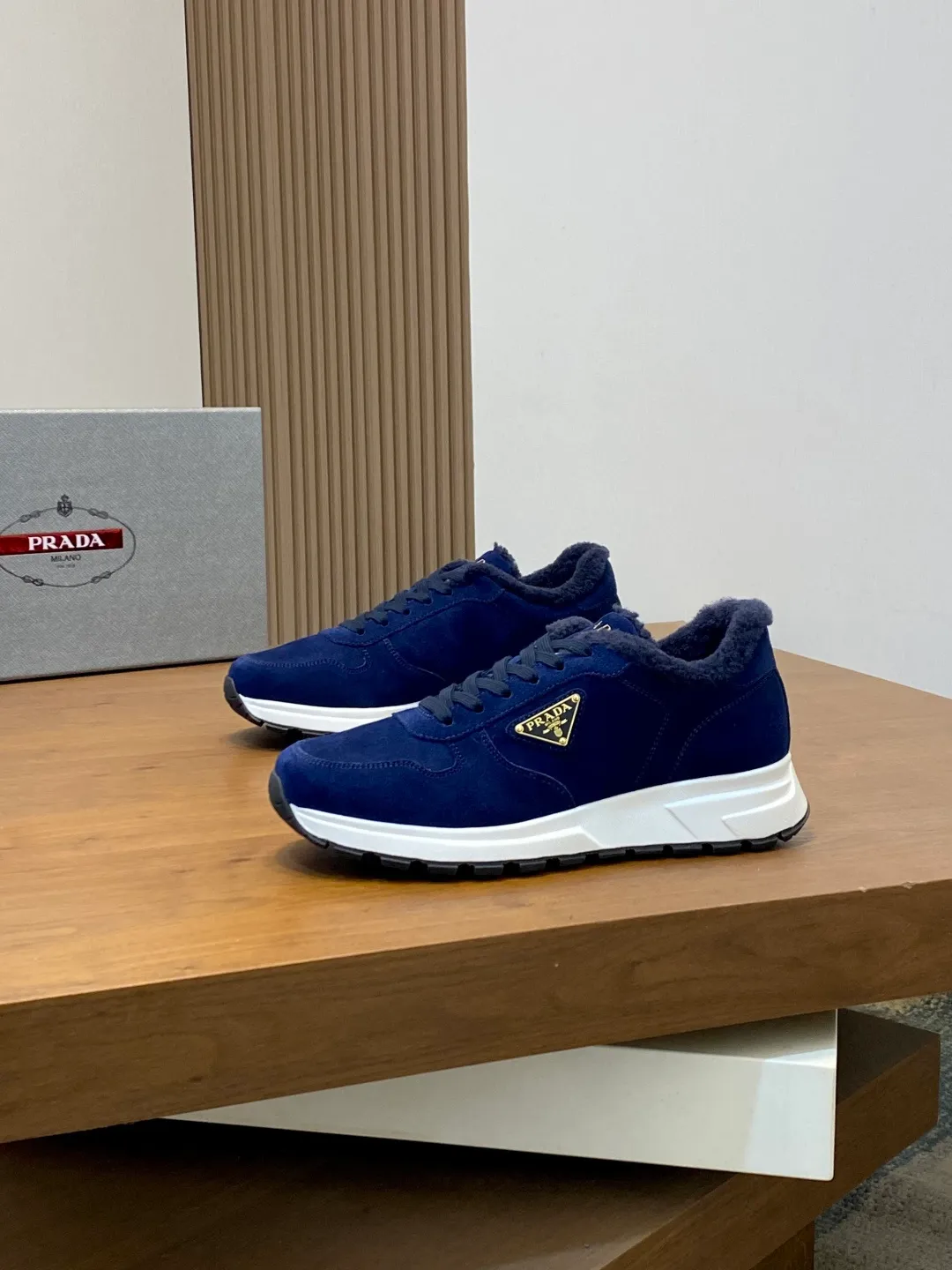 💰780 Prada/Prada Autumn and winter men's leather lace-up sneakers. Top-quality goods produced in Dongguan. Imported Nappa cowhide leather upper with raised layered design. Light and breathable, soft and comfortable. Genuine calfskin leather edging has a distinctive sporty style. The leather tongue is equipped with the classic PRADA letter red rubber label badge to fully display the brand style. The transparent air-cushion midsole is equipped with a lightweight tread rubber outsole. It is light and increased by about 4CM. The inner lining is Excellent foot feel. Comes with original packaging. 38-44 (customized at 45). Size: 39-40-41-42-43-44. Standard leather shoe size.